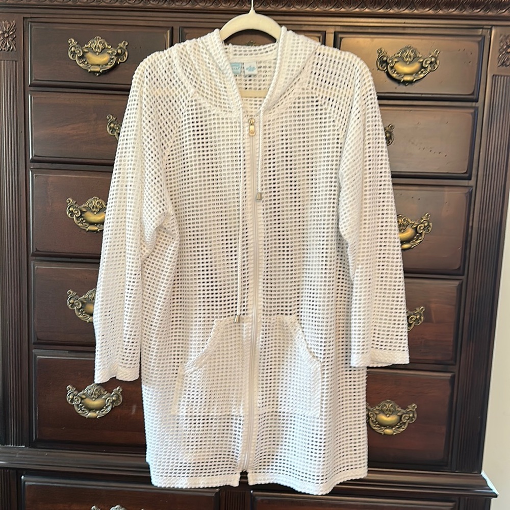 Kim Rogers Beach XL bathing suit coverup. White with zipper & hood, has pockets